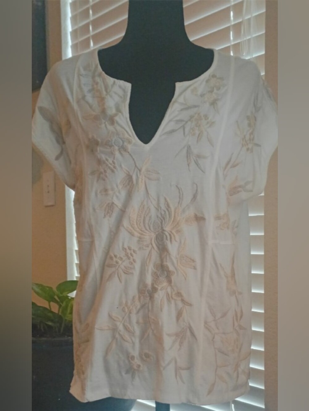 Johnny Was. PANELED KNIT TEE. Like New. M